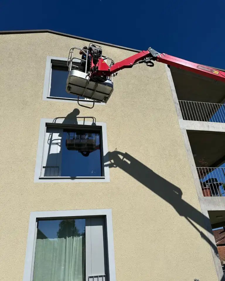 Nacelle en intervention sur la façade d'un immeuble